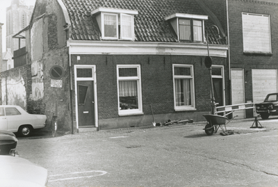863435 Gezicht op de voorgevels van de huizen Kroonstraat 61-lager in Wijk C te Utrecht, tijdens sloopwerkzaamheden in ...